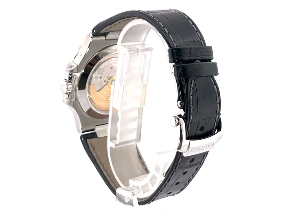 Rückseite der Patek Philippe Nautilus Annual Calendar Mondphase 5726A-001 mit schwarzem Lederarmband und sichtbarem Uhrwerk