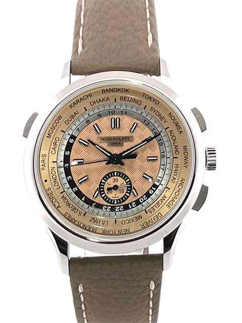 Patek Philippe World Time Chronograph 5935A-001, Edelstahlgehäuse, beigefarbenes Lederarmband, pinkfarbenes Zifferblatt mit Weltzeitzonen, polierte Edelstahl-Lünette