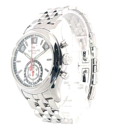 Patek Philippe Annual Calendar 5960/1A-001 Edelstahl Uhr mit poliertem Gehäuse, silberfarbenem Zifferblatt und Edelstahl Armband.