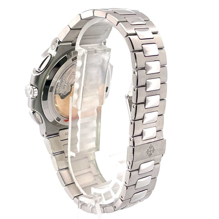 Rückseite der Patek Philippe Nautilus Travel Time 5990/1A-001 mit Edelstahlarmband und Faltschließe