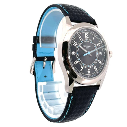 Patek Philippe Calatrava Weißgold 6007G-011 mit schwarzem Lederarmband und poliertem 18 kt Weißgoldgehäuse.