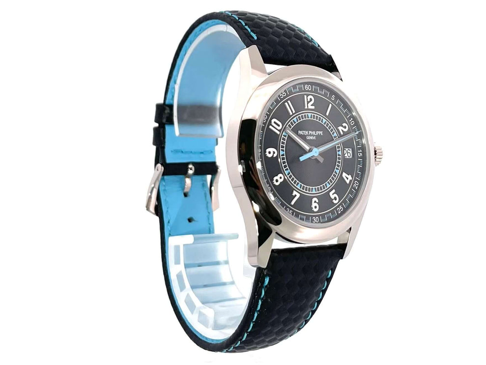 Patek Philippe Calatrava Weißgold 6007G-011 mit schwarzem Lederarmband und poliertem 18 kt Weißgoldgehäuse.