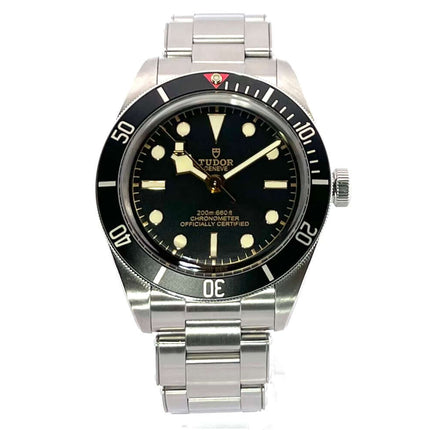 Tudor Heritage Black Bay Fifty-Eight 79030N-0001 mit Edelstahlgehäuse und Armband, schwarzes Zifferblatt und Lünette mit 60 Minuten Skala.