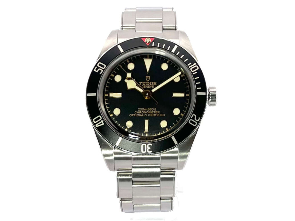 Tudor Heritage Black Bay Fifty-Eight 79030N-0001 mit Edelstahlgehäuse und Armband, schwarzes Zifferblatt und Lünette mit 60 Minuten Skala.