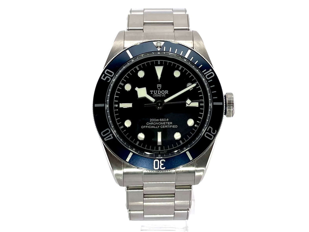 Tudor Heritage Black Bay 79230B-0001 mit Edelstahlgehäuse, blauem Lünetteneinsatz und mattschwarzem Zifferblatt auf weißem Hintergrund