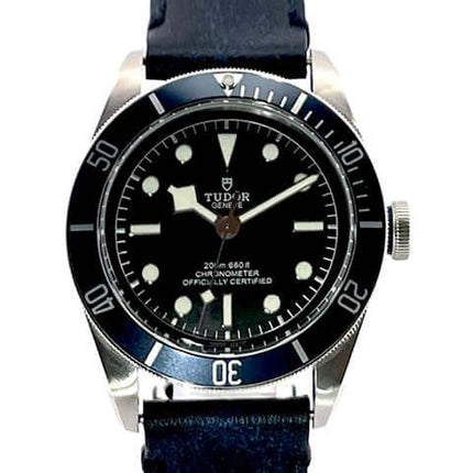 Tudor Heritage Black Bay 79230B-0002 Armbanduhr mit Edelstahlgehäuse, Lederband, und blauer Lünette auf weißem Hintergrund