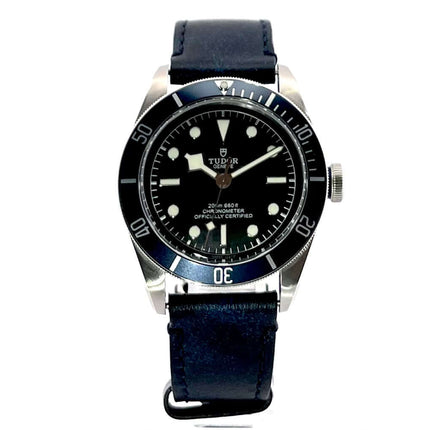 Tudor Heritage Black Bay 79230B-0002 Herrenarmbanduhr mit Lederband, Edelstahlgehäuse, blaues Lünette, mattschwarzes Zifferblatt und Leuchtzeiger.