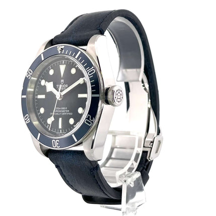 Tudor Heritage Black Bay 79230B-0002 Lederband mit Edelstahlgehäuse und blauer Lünette, mattschwarzes Zifferblatt, Vintage-Style Lederarmband.
