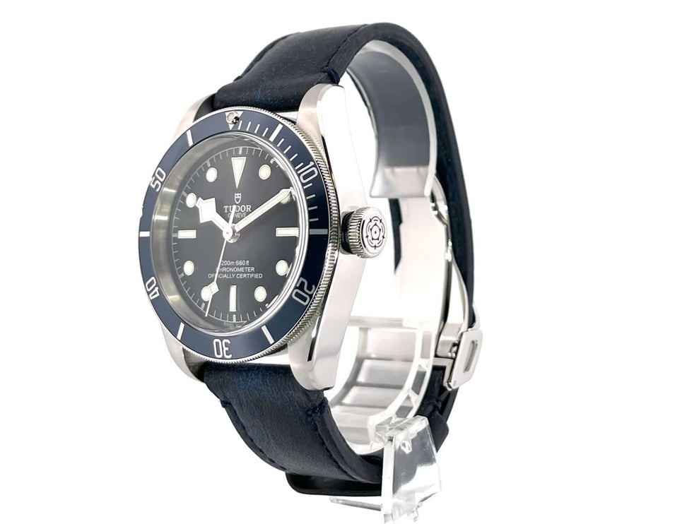 Tudor Heritage Black Bay 79230B-0002 Lederband mit Edelstahlgehäuse und blauer Lünette, mattschwarzes Zifferblatt, Vintage-Style Lederarmband.