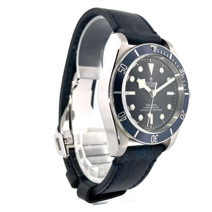 Tudor Heritage Black Bay Ref. 79230B-0002 Uhr mit Edelstahlgehäuse, blauer Lünette, mattschwarzem Zifferblatt und Lederarmband in Vintage-Style.