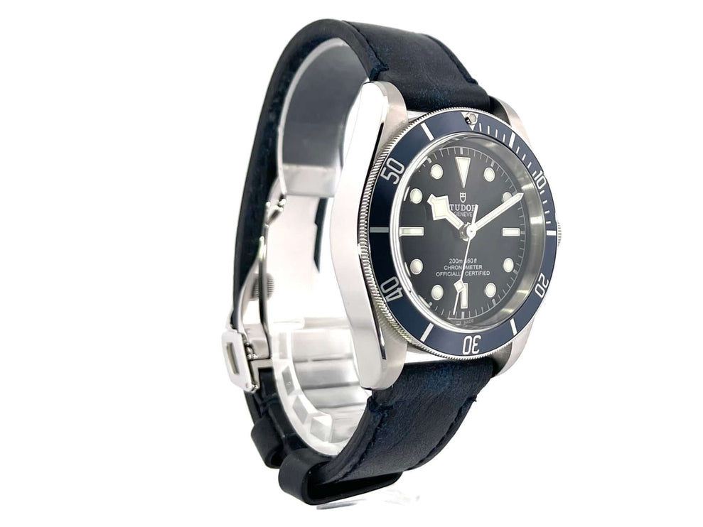Tudor Heritage Black Bay Ref. 79230B-0002 Uhr mit Edelstahlgehäuse, blauer Lünette, mattschwarzem Zifferblatt und Lederarmband in Vintage-Style.