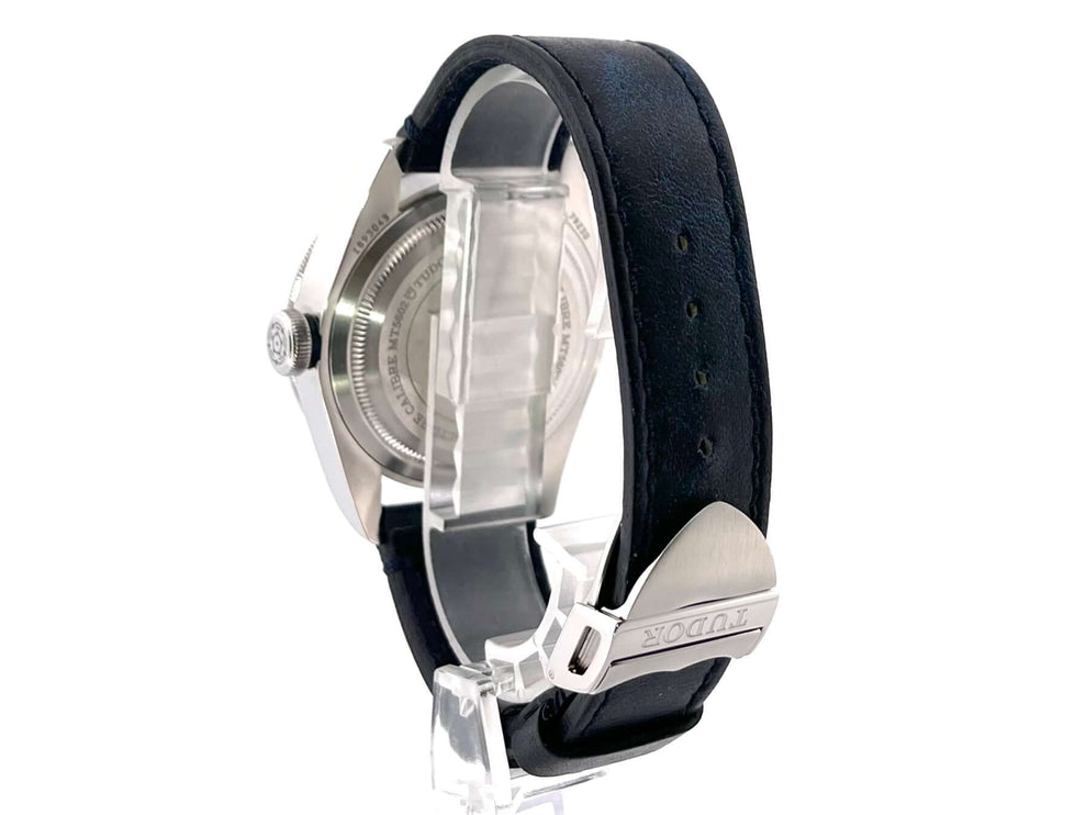 Rückansicht der Tudor Heritage Black Bay 79230B-0002 Uhr mit Lederarmband und Sicherheitsfaltschließe