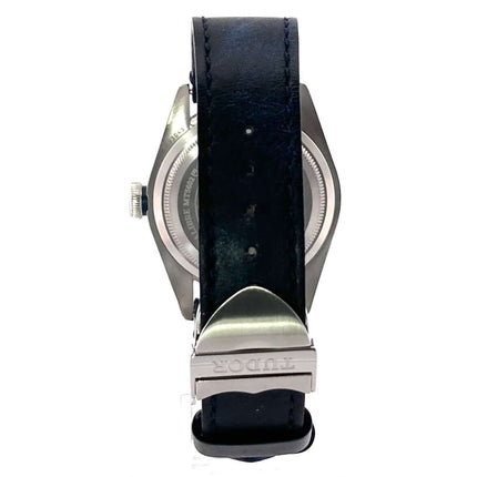 Rückansicht der Tudor Heritage Black Bay 79230B-0002 Uhr mit Lederarmband und Edelstahlschließe