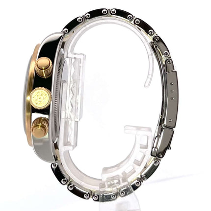 Seite des Tudor Heritage Black Bay Chrono 79363N-0001 mit Edelstahl-Gelbgold Gehäuse und Armband.