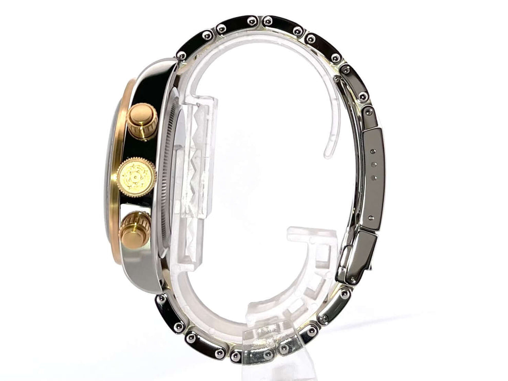 Seite des Tudor Heritage Black Bay Chrono 79363N-0001 mit Edelstahl-Gelbgold Gehäuse und Armband.