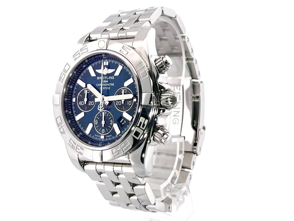 Breitling Chronomat 44 Ref. AB011012 (A011C89PA), Edelstahlgehäuse, blaues Zifferblatt, poliertes Edelstahlarmband, Chronographenfunktion.