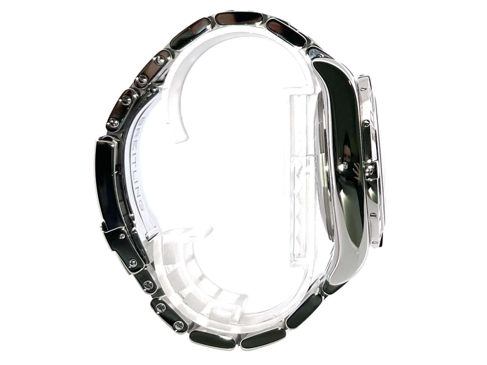 Seitenansicht der Breitling Chronomat 44 Ref. AB011012 (A011C89PA) Edelstahlgehäuse und -armband, detailreicher Blick auf Gehäuse und Armband