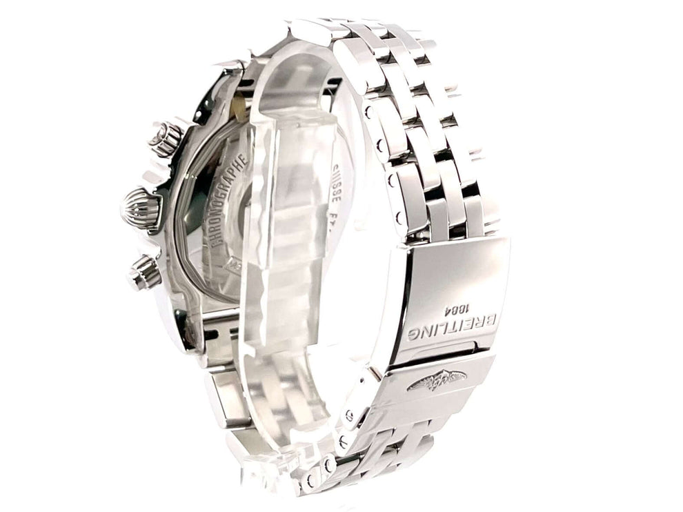 Rückansicht der Breitling Chronomat 44 Ref. AB011012 mit Edelstahlarmband und Sicherheitsfaltschließe