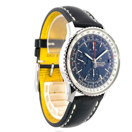 Breitling Navitimer 1 Chronograph 41 Aurora Blue A13324121C1X1 mit schwarzem Lederband und Edelstahlgehäuse vor einem weißen Hintergrund