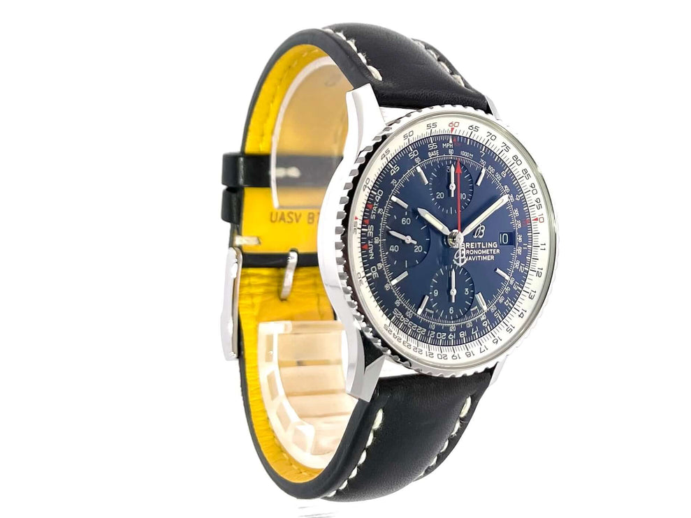 Breitling Navitimer 1 Chronograph 41 Aurora Blue A13324121C1X1 mit schwarzem Lederband und Edelstahlgehäuse vor einem weißen Hintergrund