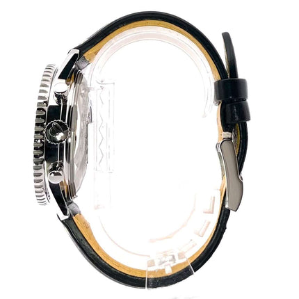 Seitenansicht der Breitling Navitimer 1 Chronograph 41 Aurora Blue mit schwarzem Lederband und Edelstahl-Gehäuse.