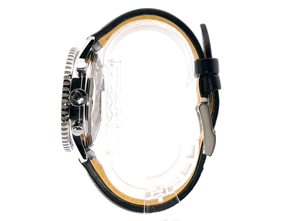 Seitenansicht der Breitling Navitimer 1 Chronograph 41 Aurora Blue mit schwarzem Lederband und Edelstahl-Gehäuse.