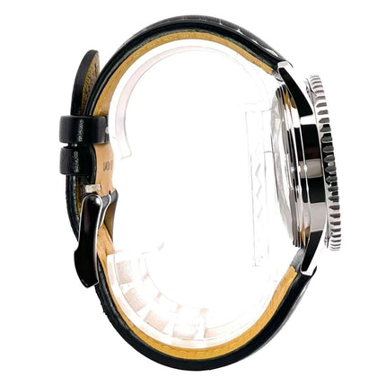 Breitling Navitimer 1 Chronograph 41 Aurora Blue Ref. A13324121C1X1, seitliche Ansicht, Edelstahlgehäuse, schwarzes Lederband, Dornschließe.