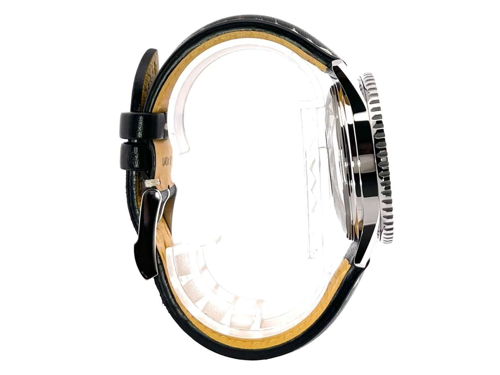 Breitling Navitimer 1 Chronograph 41 Aurora Blue Ref. A13324121C1X1, seitliche Ansicht, Edelstahlgehäuse, schwarzes Lederband, Dornschließe.