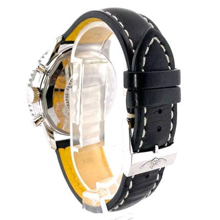 Rückansicht der Breitling Navitimer 1 Chronograph 41 Aurora Blue mit schwarzem Lederarmband und Dornschließe.