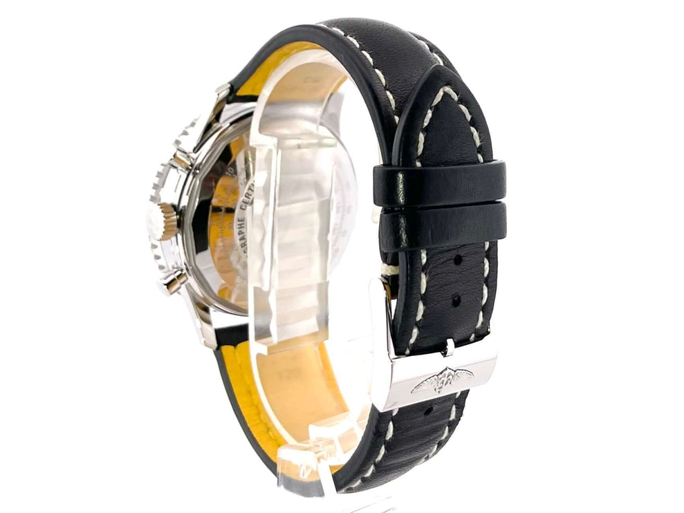 Rückansicht der Breitling Navitimer 1 Chronograph 41 Aurora Blue mit schwarzem Lederarmband und Dornschließe.