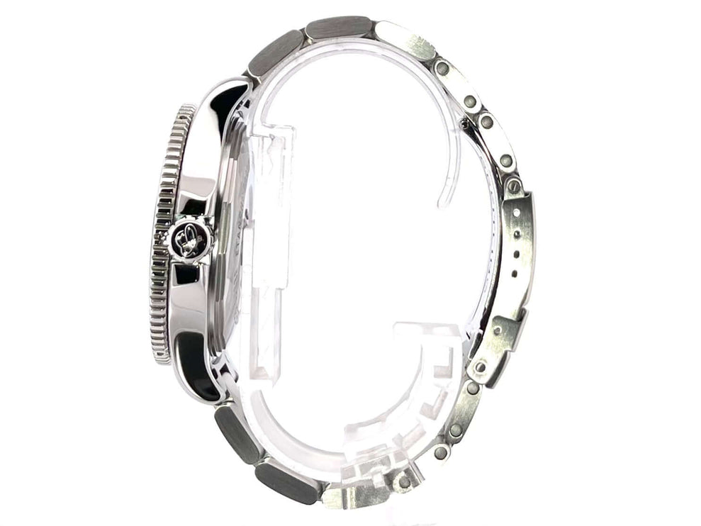 Seitenansicht der Breitling Superocean II 44 mit Edelstahlgehäuse und Professional III Edelstahlarmband