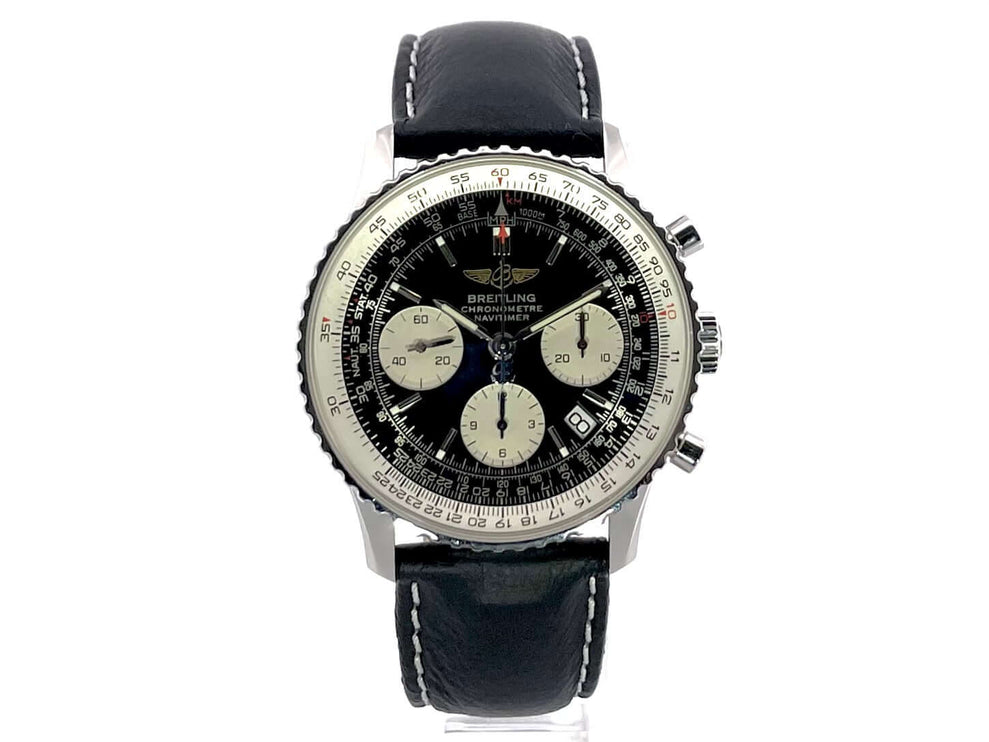 Breitling Navitimer Chronograph A23322 mit poliertem Edelstahlgehäuse, schwarzem Zifferblatt und Aftermarket Lederband.