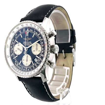Breitling Navitimer Chronograph A23322 mit schwarzem Lederband, Edelstahlgehäuse und schwarzem Zifferblatt auf weißem Hintergründe anzeigen.