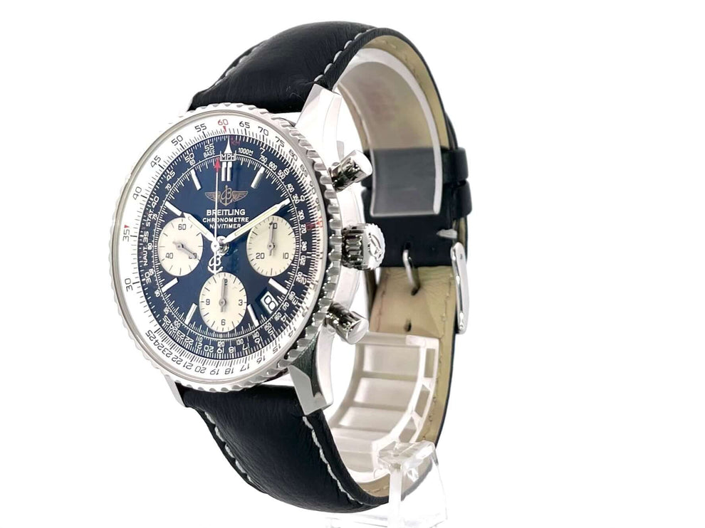 Breitling Navitimer Chronograph A23322 mit schwarzem Lederband, Edelstahlgehäuse und schwarzem Zifferblatt auf weißem Hintergründe anzeigen.