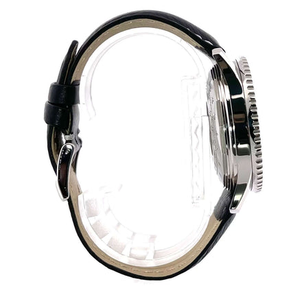 Seitenansicht der Breitling Navitimer Chronograph A23322 Armbanduhr mit schwarzem Lederband und Edelstahlgehäuse.