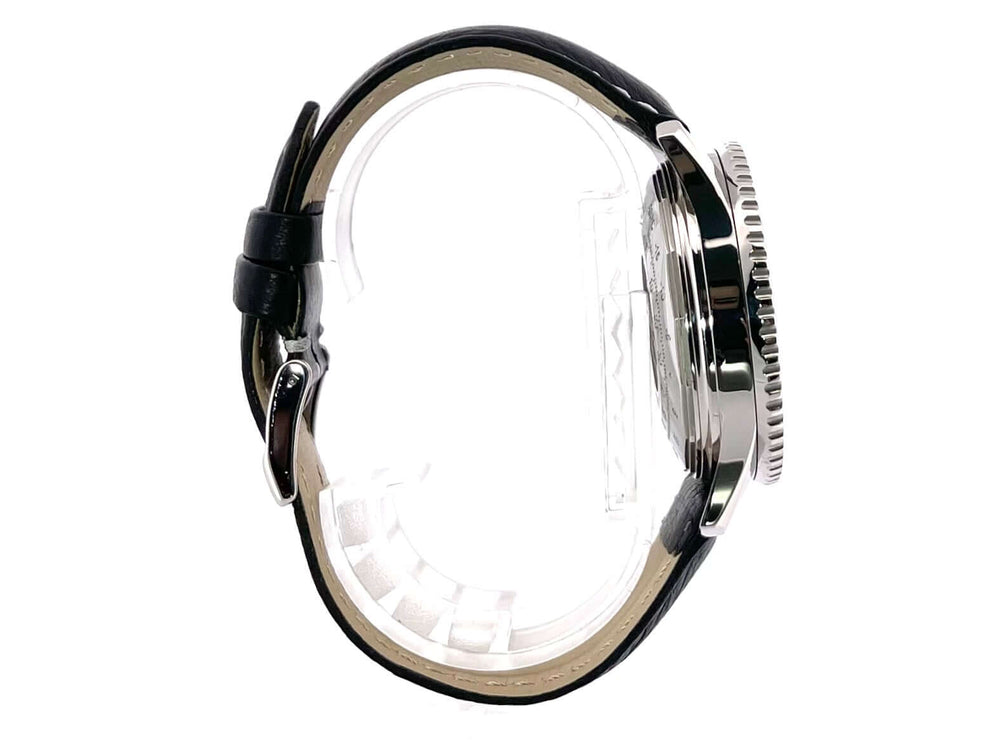 Seitenansicht der Breitling Navitimer Chronograph A23322 Armbanduhr mit schwarzem Lederband und Edelstahlgehäuse.