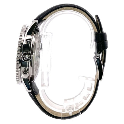 Breitling Navitimer Chronograph A23322 von der Seite, Edelstahlgehäuse und schwarzes Lederband.