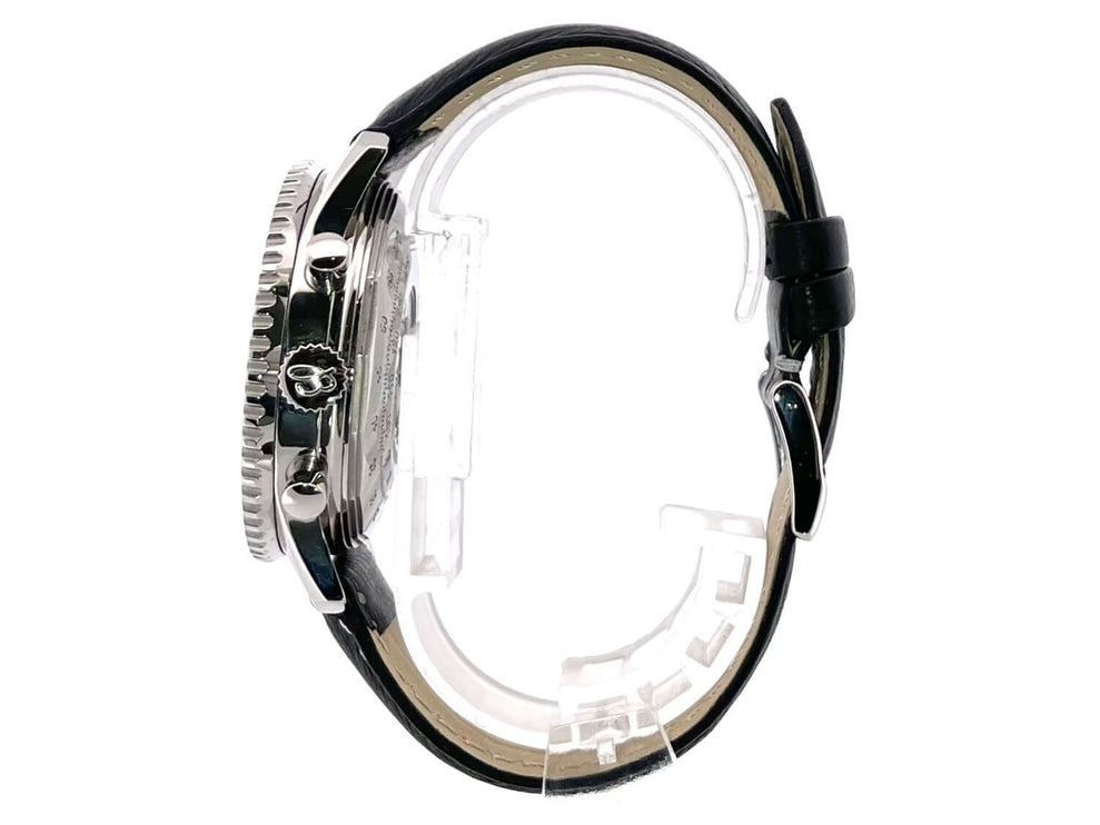 Breitling Navitimer Chronograph A23322 von der Seite, Edelstahlgehäuse und schwarzes Lederband.