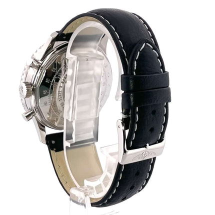 Breitling Navitimer Chronograph A23322 Rückseite mit schwarzem Lederarmband und Dornschließe, poliertes Edelstahlgehäuse, Uhrwerk sichtbar.