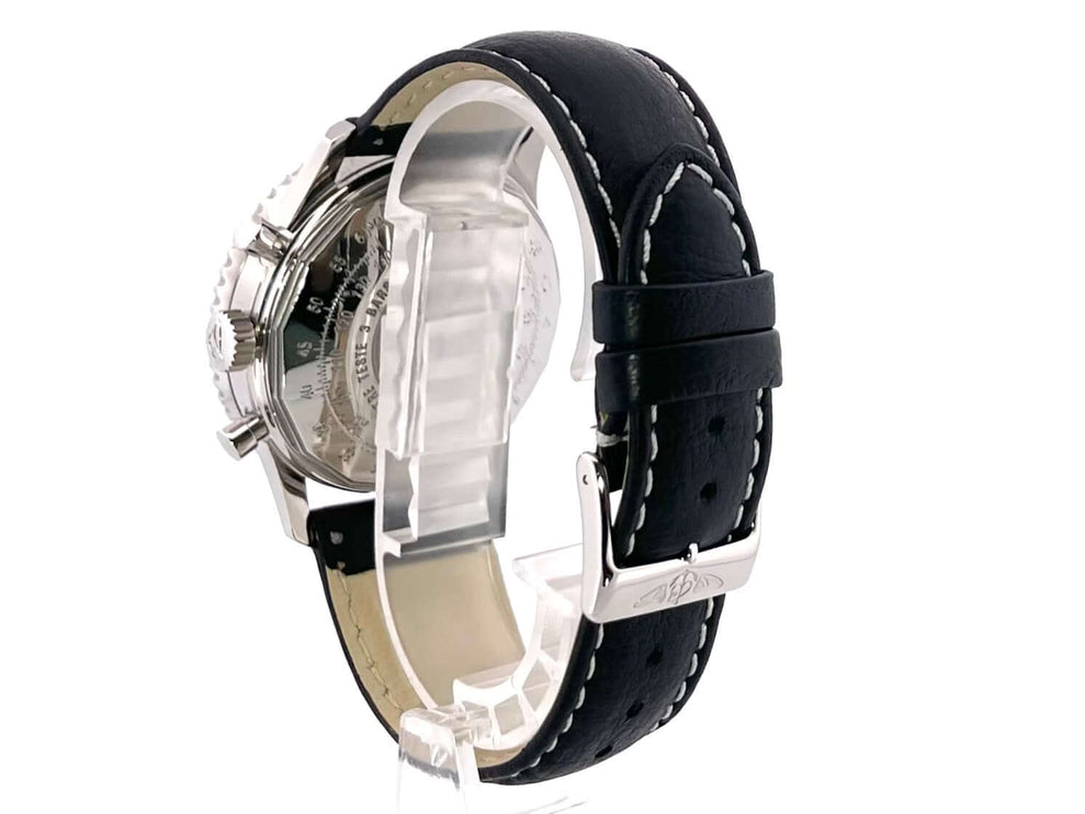 Breitling Navitimer Chronograph A23322 Rückseite mit schwarzem Lederarmband und Dornschließe, poliertes Edelstahlgehäuse, Uhrwerk sichtbar.