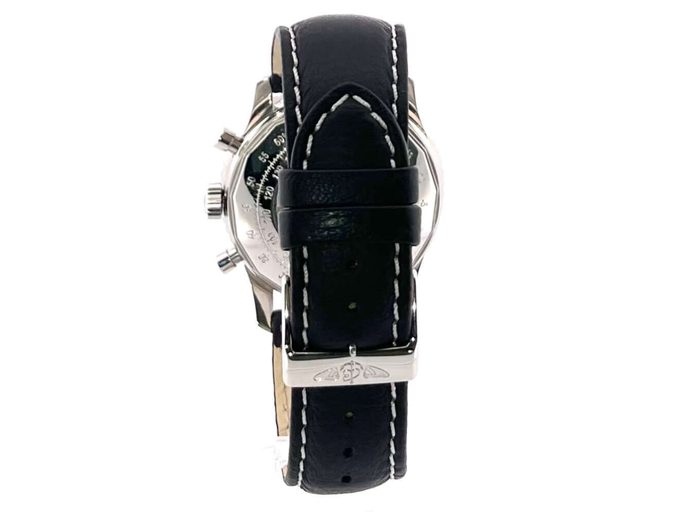 Rückseite der Breitling Navitimer Chronograph A23322 mit schwarzem Lederband und Dornschließe