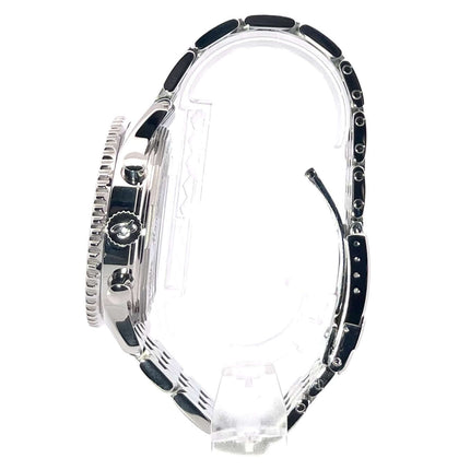 Breitling Navitimer 01 46 mm Seitenansicht, Edelstahlgehäuse und Armband, gerändelte Lünette, Modell AB012721.C889.443A.