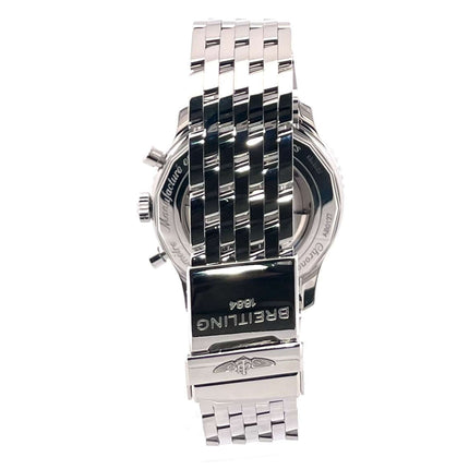 Rückseite des polierten Edelstahl-Gehäuses der Breitling Navitimer 01 46 mm Ref. AB012721.C889.443A mit Faltschließe