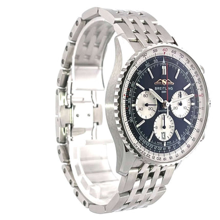 Breitling Navitimer B01 Chronograph 43 AB0138211B1A1 mit poliertem Edelstahlgehäuse und schwarzem Zifferblatt, Seitenansicht