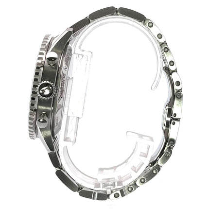 Seite des Breitling Navitimer B01 Chronograph 43 AB0138211B1A1 Edelstahlband und Lünettendetail