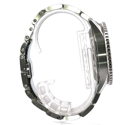 Seitenansicht der Breitling Navitimer B01 Chronograph 43 mit poliertem und satiniertem Edelstahlgehäuse und Band.