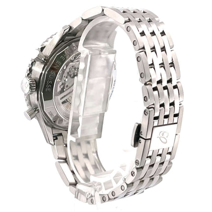 Rückansicht der Breitling Navitimer B01 Chronograph 43 Ref. AB0138211B1A1 mit Edelstahlarmband und sichtbar mechanischem Uhrwerk