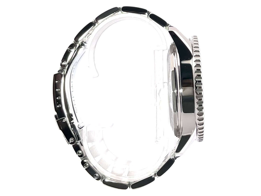 Breitling Navitimer GMT AB044121.BD24.443A Seitenansicht, Edelstahlgehäuse und Armband, 48 mm Durchmesser, poliertes Finish.