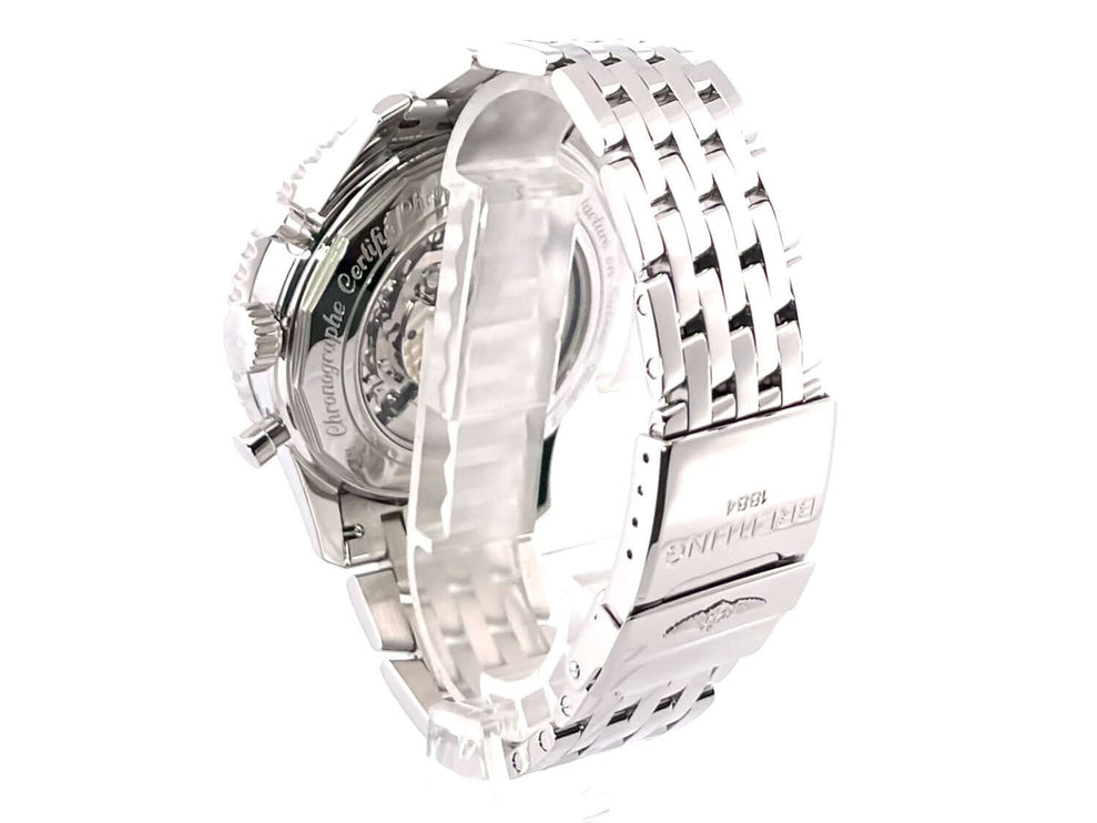 Rückansicht der Breitling Navitimer GMT AB044121.BD24.443A Edelstahlarmband und Gehäuse, Chronometer-Mechanismus sichtbar.