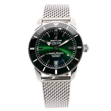 Breitling Superocean Heritage II B20 Automatic 42 AB2010121L1A1 Uhr mit grünem Zifferblatt und Edelstahlarmband.